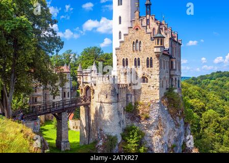 Château de Lichtenstein en été, Allemagne. Ce magnifique château est un monument de Baden-Wurttemberg. Vue panoramique sur le château magique de Lichtenstein avec pont o Banque D'Images