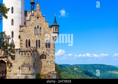 Château de Lichtenstein sur fond de ciel bleu, Allemagne. C'est un monument célèbre de Baden-Wurttemberg. Vue panoramique sur le château magique sur une falaise. Montagne la Banque D'Images