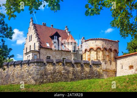 Château de Lichtenstein en été, Bade-Wurtemberg, Allemagne. C'est un jalon de l'Allemagne. Vue panoramique sur le célèbre château de Lichtenstein et le mur de forteresse. G Banque D'Images