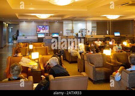 Les personnes se détendant dans le salon Leeli, salon dans le terminal international, aéroport international de Malé (aéroport international de Velana), Malé, Maldives Banque D'Images