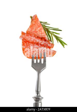 Tranches de salami hongrois et de romarin frais sur fourche isolées sur blanc Banque D'Images