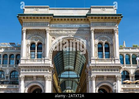 Galleria Vittorio Emanuele II sur la Piazza del Duomo (place de la cathédrale) à Milan, Italie. Cette galerie est l'un des plus anciens centres commerciaux au monde et Banque D'Images