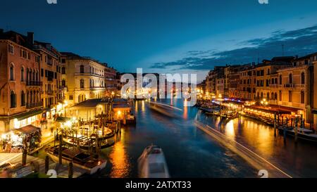 Motion de vitesse sur le Grand Canal la nuit à Venise, Italie. Le Grand Canal est l'un des principaux couloirs de circulation de l'eau à Venise. Banque D'Images