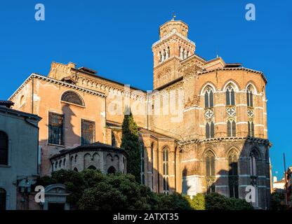 La Basilique de Santa Maria Gloriosa dei Frari à Venise, Italie. Cette ancienne église célèbre a été construite au XIVe siècle. Banque D'Images