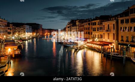 Grand Canal la nuit, Venise, Italie. C'est l'un des sites les plus connus de Venise. Vue panoramique sur Venise illuminée au crépuscule. Vie nocturne à Venise. Banque D'Images