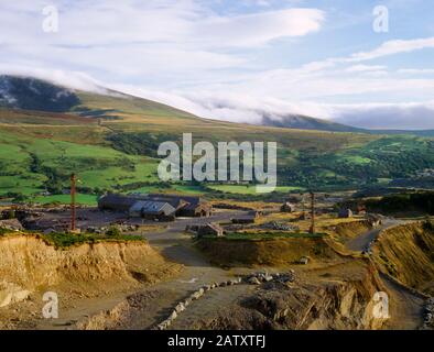 Découvrez le SW à travers les carrières d'ardoise Pen-yr-Orsedd jusqu'à la crête Nantlle, au Pays de Galles, au Royaume-Uni, montrant les fosses, les pylônes, les supports et les câbles des allées aériennes (grues Blondin). Banque D'Images