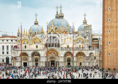 Venise, Italie - 20 mai 2017 : Basilique de San Marco ou Basilique St Marc à Venise. C'est une attraction touristique de Venise. Beaucoup de gens marchent près Banque D'Images