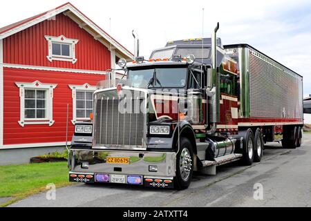 Sundance Kid Saloon Kenworth Truck W900 B 1987 et Great Dane Trailer by Red bois House on Power Truck Show 2019, Alaharma, Finlande. 9 Août 2019. Banque D'Images