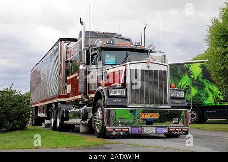 Sundance Kid Saloon Classic Kenworth Truck W900 B an 1987 et Great Dane Trailer on Power Truck Show 2019, Alaharma, Finlande. 9 Août 2019. Banque D'Images