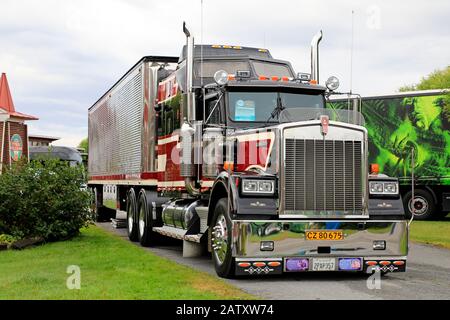 Sundance Kid Saloon Classic Kenworth Truck W900 B an 1987 et Great Dane Trailer on Power Truck Show 2019, Alaharma, Finlande. 9 Août 2019. Banque D'Images