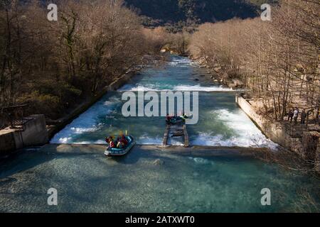 Rafting en rivière Viodomatis, Kleidonia, Epire Grèce Banque D'Images