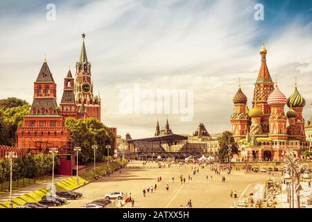 Kremlin et cathédrale Saint-Basile sur la place Rouge à Moscou, Russie. La place Rouge est la principale attraction touristique de Moscou. Banque D'Images