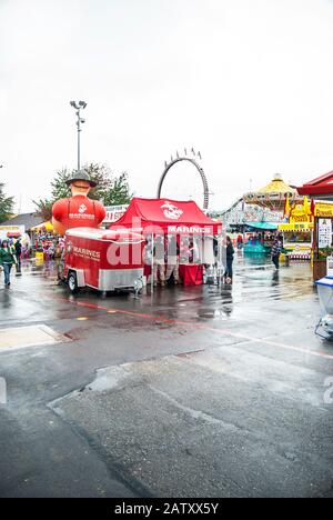 Kiosque de recrutement de marines des États-Unis au parc des expositions de Puyallup, dans l'État de Washington, le jour des pluies. Il y a une marine gonflable derrière leur remorque. Banque D'Images