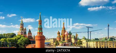 Vue panoramique sur le centre de Moscou, Russie. Place Rouge avec le Kremlin de Moscou et la cathédrale Saint-Basile. C'est un jalon important de Moscou et de toute la Russie. B Banque D'Images