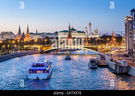 Kremlin de Moscou la nuit, Russie. Belle vue sur le centre-ville de Moscou en soirée. Panorama du célèbre Kremlin de Moscou et du pont Bolshoy Kamenny. Mo Banque D'Images