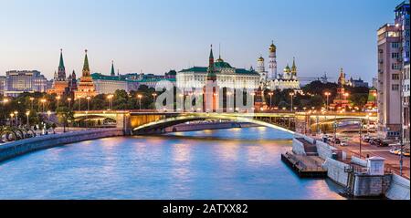 Kremlin De Moscou À Moskva River, Russie. Vue magnifique sur le célèbre centre-ville de Moscou en été. Panorama du vieux Kremlin de Moscou et de Bolchoy Kamenny Banque D'Images