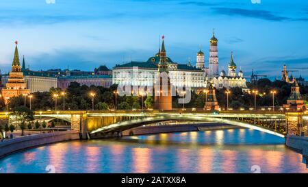 Kremlin de Moscou par la rivière Moskva la nuit, Russie. Panorama du célèbre centre-ville de Moscou en été soir. Le Kremlin ancien est un point de repère de Mos Banque D'Images