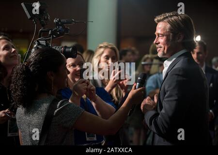 Washington DC, USA - 16 Sep 2019 - l'acteur Brad Pitt parle aux journalistes après avoir arriver sur le tapis rouge pour une projection du film "Ad Astra" à Nat Banque D'Images