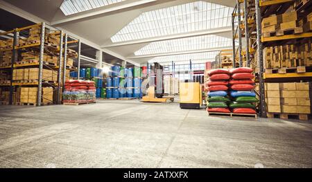 l'intérieur d'un entrepôt de stockage avec des moyens pour déplacer des marchandises, personne autour, la fabrication et la logistique concept de fabrication. image de rendu 3d. Banque D'Images