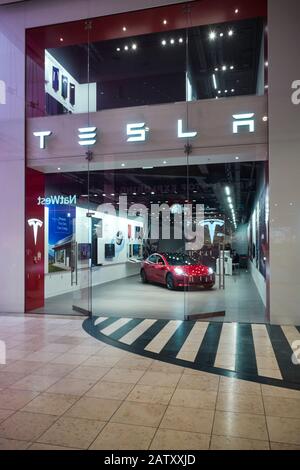 Salle d'exposition Tesla dans le centre commercial Intu de Milton Keynes Banque D'Images