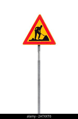 Travaux routiers, en construction, hommes en travaux. Panneau de signalisation sur un poteau métallique isolé sur photo blanche et verticale Banque D'Images