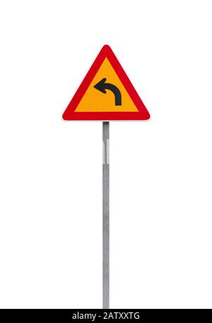 Dangereux tourner à gauche, avertissement de signalisation sur un poteau métallique isolé sur la photo blanche, verticale Banque D'Images
