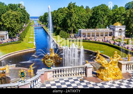 Saint-PÉTERSBOURG, RUSSIE - 15 JUIN 2014 : Grand Cascade et Sea Channel au palais Peterhof. Le palais Peterhof est inclus dans le patrimoine mondial de l'UNESCO Banque D'Images