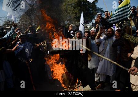 5 Février 2020: Peshawar, Pakistan. 05 Février 2020. Les Pakistanais protestent contre la Journée de solidarité du Cachemire, dans la ville pakistanaise de Peshawar. Les participants ont brandi des banderoles et chanté des slogans à l'appui de la lutte de l'Inde contre le Cachemire et le Kasmiris pour leur droit à l'autodétermination. Le drapeau indien et un effigie du président indien Narendra Modi ont été incendiés mercredi lors de la manifestation. Les enfants se sont également joints au rallye qui a fait passer le Pakistan et le drapeau Azad Jammu-et-Cachemire en solidarité avec les Kashmiris. L'État indien du Jammu-et-Cachemire est soumis à de sévères restrictions Banque D'Images