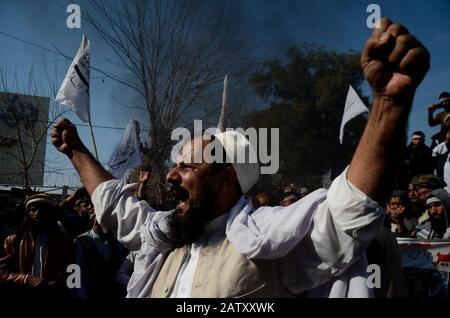 5 Février 2020: Peshawar, Pakistan. 05 Février 2020. Les Pakistanais protestent contre la Journée de solidarité du Cachemire, dans la ville pakistanaise de Peshawar. Les participants ont brandi des banderoles et chanté des slogans à l'appui de la lutte de l'Inde contre le Cachemire et le Kasmiris pour leur droit à l'autodétermination. Le drapeau indien et un effigie du président indien Narendra Modi ont été incendiés mercredi lors de la manifestation. Les enfants se sont également joints au rallye qui a fait passer le Pakistan et le drapeau Azad Jammu-et-Cachemire en solidarité avec les Kashmiris. L'État indien du Jammu-et-Cachemire est soumis à de sévères restrictions Banque D'Images