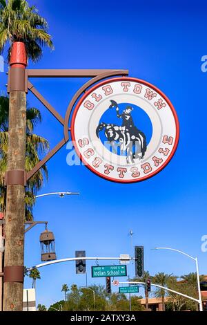 Vieille ville Scottsdale panneau circulaire suspendu sous le ciel bleu de l'Arizona Banque D'Images