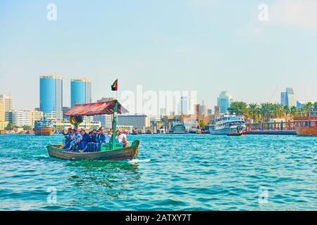 Dubaï, OAE - 31 janvier 2020: Bateau traditionnel Abra avec passants à la baie de Creek à Bur Dubai, Emirats Arabes Unis Banque D'Images