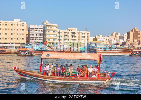 Dubaï, OAE - 31 janvier 2020 : jetée de Deira et bateau traditionnel Abra avec passants au ruisseau de Dubaï, Emirats arabes Unis Banque D'Images