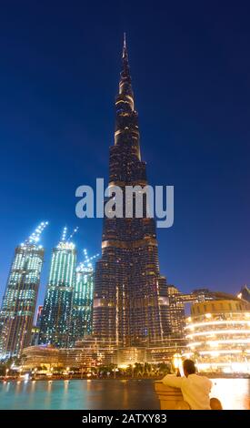 Dubaï, OAE - 01 février 2020 : la tour Burj Khalifa à Dubaï la nuit. Burj Khalifa est le bâtiment le plus haut au monde (828 m) Banque D'Images