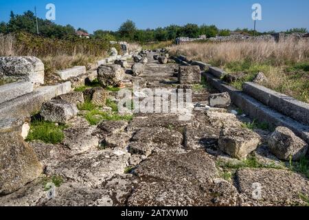 Rue entre le bain public et les ruines de la ville romaine de Ulpia Oescus (Oescensium, Eskus) près du village de Gigen, Bulgarie Banque D'Images