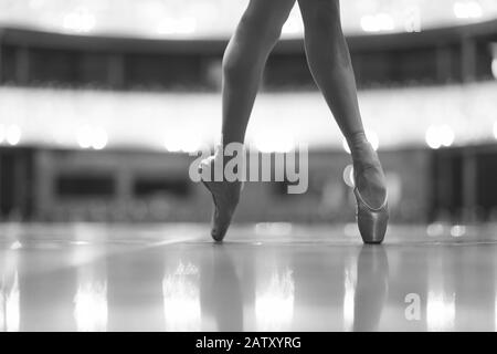 Jambes minces d'une ballerine dans la brillante pointe à l'étape du théâtre Banque D'Images