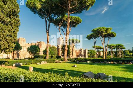 Les ruines des thermes de Caracalla, anciens bains publics romains, à Rome, Italie. Banque D'Images