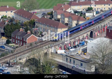 Un train GWR interurbain 125 vu du parc Alexandra est illustré à l'approche de la gare de Bath Spa. Bath Somerset Angleterre Royaume-Uni Banque D'Images