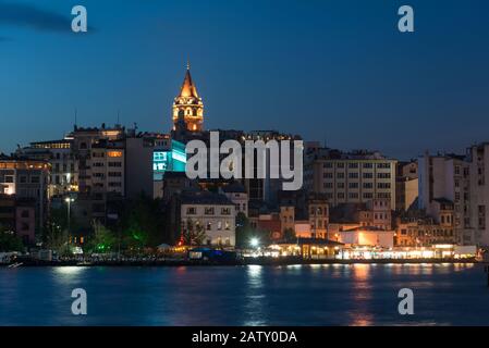 Vue sur le quartier de Galata avec la tour de Galata la nuit, Istanbul, Turquie Banque D'Images