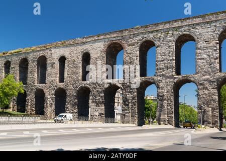 Aqueduc de Valens à Istanbul, Turquie. Il a été construit par l'empereur Valens à la fin du 4ème siècle, et est l'un des monuments les plus importants de la Banque D'Images