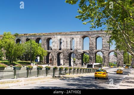 Aqueduc de Valens à Istanbul, Turquie. Il a été construit par l'empereur Valens à la fin du 4ème siècle, et est l'un des monuments les plus importants de la Banque D'Images