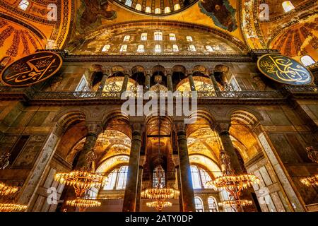 Istanbul - 25 MAI 2013 : intérieur de la basilique Sainte-Sophie (Ayasofya). L'église Sainte-Sophie est le plus grand monument de la culture byzantine. Il a été construit i Banque D'Images