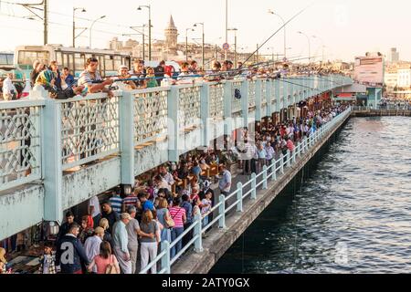 Istanbul - 26 MAI 2013: Les pêcheurs et les touristes sont sur le pont de Galata le 26 mai 2013 à Istanbul, en Turquie. Le pont Galata est l'un des principaux att Banque D'Images