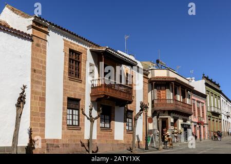 Maisons historiques avec balcons en bois typiques, Calle Real de la Plaza scène de rue à Teror, Gran Canaria, îles Canaries Banque D'Images