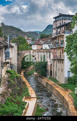 Pont de Carsiski, pont de la période ottomane au début de la rivière Tabacka, à Kratovo, en Macédoine du Nord Banque D'Images