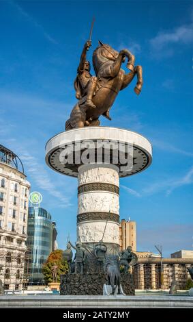 Guerrier sur une statue de cheval, nom officiel actuel d'Alexandre le Grand monument à Skopje, en Macédoine du Nord Banque D'Images