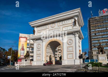 Porta Macedonia Alias Triumphal Arch À Skopje, En Macédoine Du Nord Banque D'Images