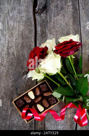 roses et chcolate sur surface en bois Banque D'Images