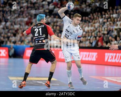 Kiel, Allemagne. 05 février 2020. Handball: Ligue des Champions, THW Kiel - Vardar Skopje, stade de groupe, groupe B, 11ème jour de jumelage. Gleb Kalarash de Skopje (l) et Nikola Bilyk de Kiel combattent pour la balle. Crédit: Axel Heimken/Dpa/Alay Live News Banque D'Images