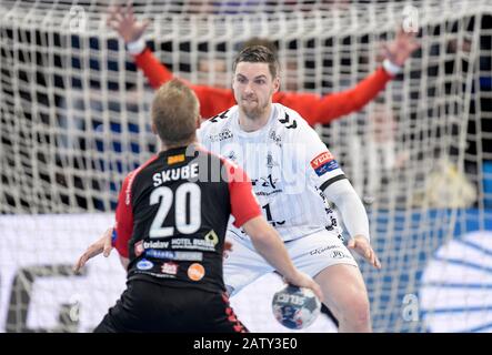 Kiel, Allemagne. 05 février 2020. Handball: Ligue des Champions, THW Kiel - Vardar Skopje, stade de groupe, groupe B, 11ème jour de jumelage. Skube (l) et Kiels Henrik Pekeler combattent pour le ballon. Crédit: Axel Heimken/Dpa/Alay Live News Banque D'Images