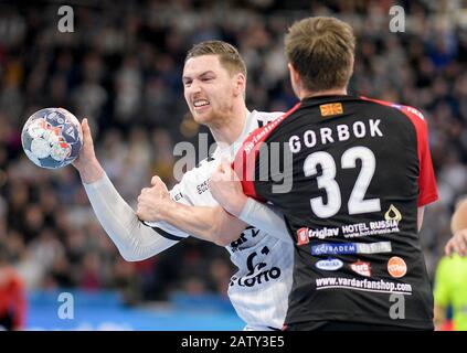 Kiel, Allemagne. 05 février 2020. Handball: Ligue des Champions, THW Kiel - Vardar Skopje, stade de groupe, groupe B, 11ème jour de jumelage. Les Skojes Sergei Gorbok (r) et Kiels Henrik Pekeler combattent pour le ballon. Crédit: Axel Heimken/Dpa/Alay Live News Banque D'Images